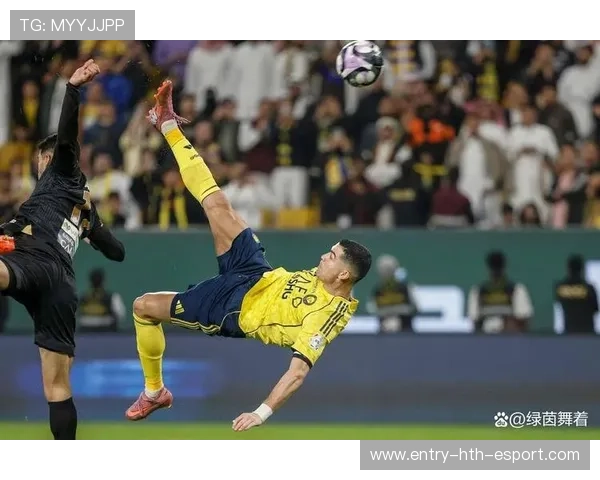 足球自由球神迹再现，角度刁钻全场炸裂