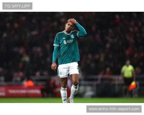 范戴克禁区内高高跃起解围,截断对方底线横传 范戴克禁区内高高跃起解围,截断对方底线横传